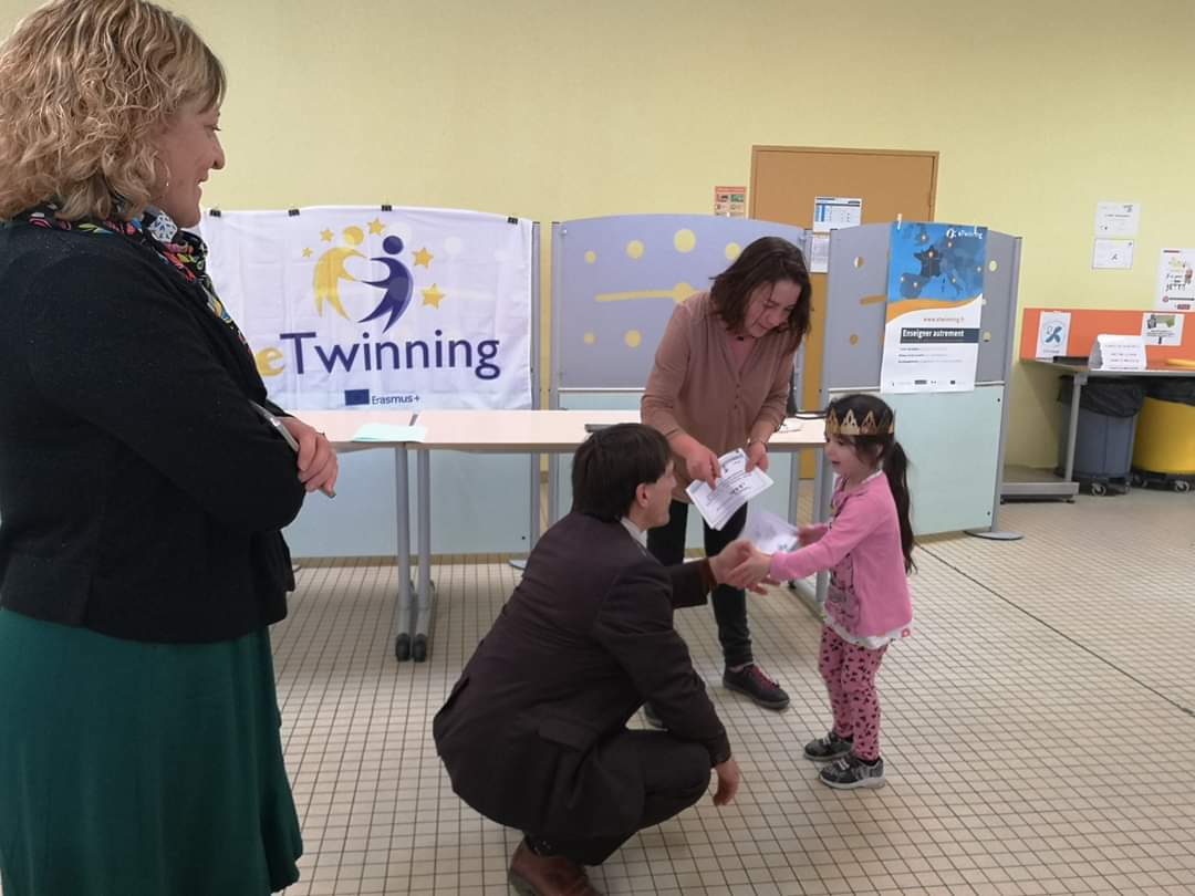 valencastillomu's tweet photo. @eTwinningFrance @eTwinningEurope
@eTw_Poitiers 
@acpoitiers 
@eduscol_LV 
Cérémonie labels qualité européens au #lycéeÉmileRoux #Confolens.2 projets récompensés, élèves de 4 à 16 ans (école maternelle, collège et lycée) #espagnol #francais #SVT #DeveloppementDurable #migrations https://t.co/GidEAM8ACN