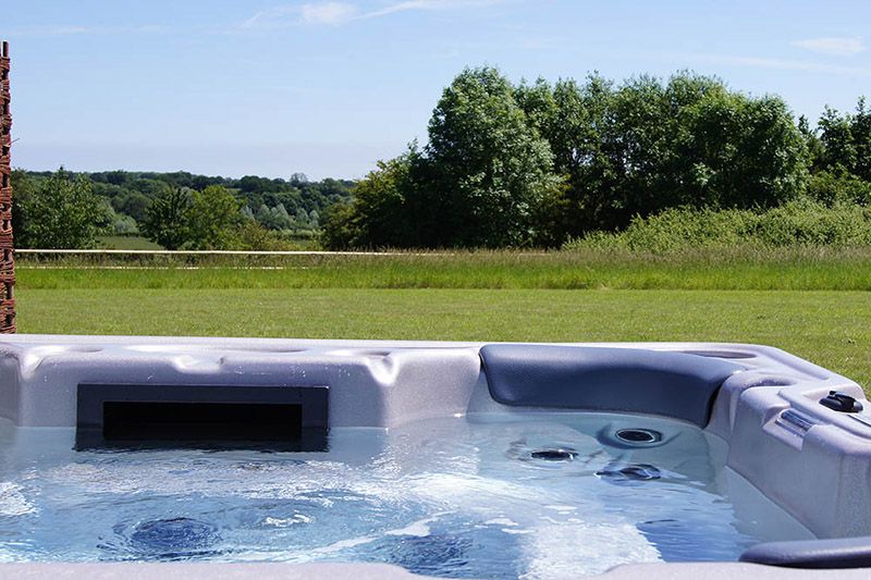 TheHolidayCots's tweet photo. โณ #LateAvailability โณ
A last-minute 3-night stay is available at @fynnvalleyhols from Fri 24th - Mon 27th of January.
๐น 4 guests - now ยฃ470.70.
๐น 2 guests - now ยฃ418.40.
๐๏ธ Sleeps 1-6
https://t.co/PgaB5ndqmL
#Witnesham #Ipswich #Suffolk #HolidayLodge #HotTub https://t.co/5D5WR60lK8