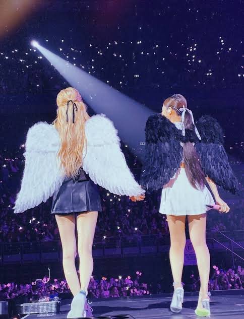 ROSEUPDATES_'s tweet photo. Happy Birthday Jennie!🤍
Continue to shine✨

#AngelJennieDay
#우리의_빛_김제니_생일축하해 https://t.co/MslFa6jqYm