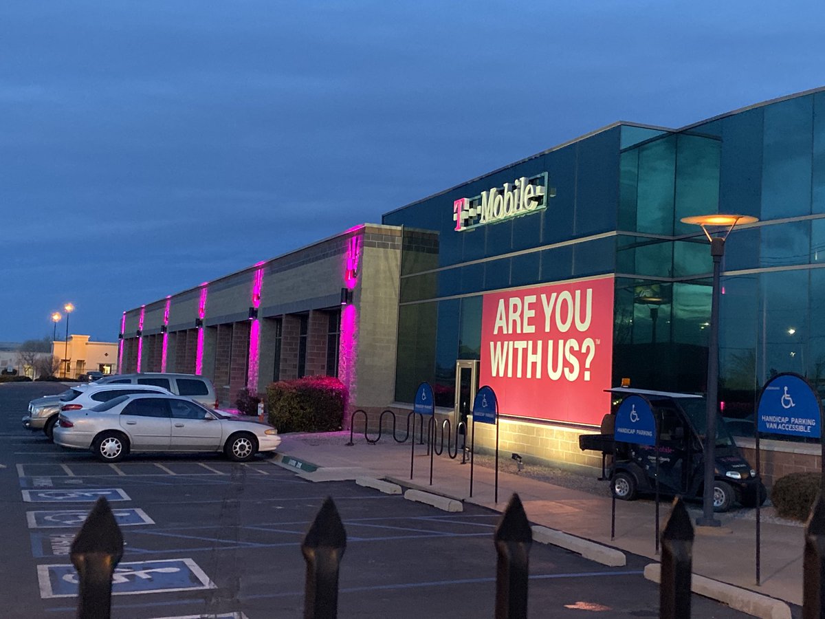 JKalena123's tweet image. Lit up and ready to rock it! Best job ever! #PhenoMenaul #MagentaPorVida 🙌🏻👊🏻