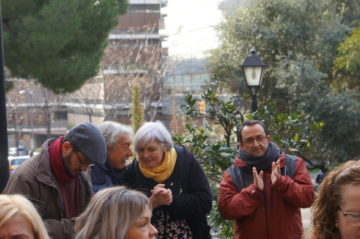 GuanyemBDN's tweet photo. "Avui cal estar al costat d'aquesta comunitat educativa, i cal defensar la seva veu, perquè la Generalitat no els està escoltant" @mariadolorsa dona suport a la protesta. #MontigalàSíoSí #Badalona https://t.co/v6vLnfCzHQ