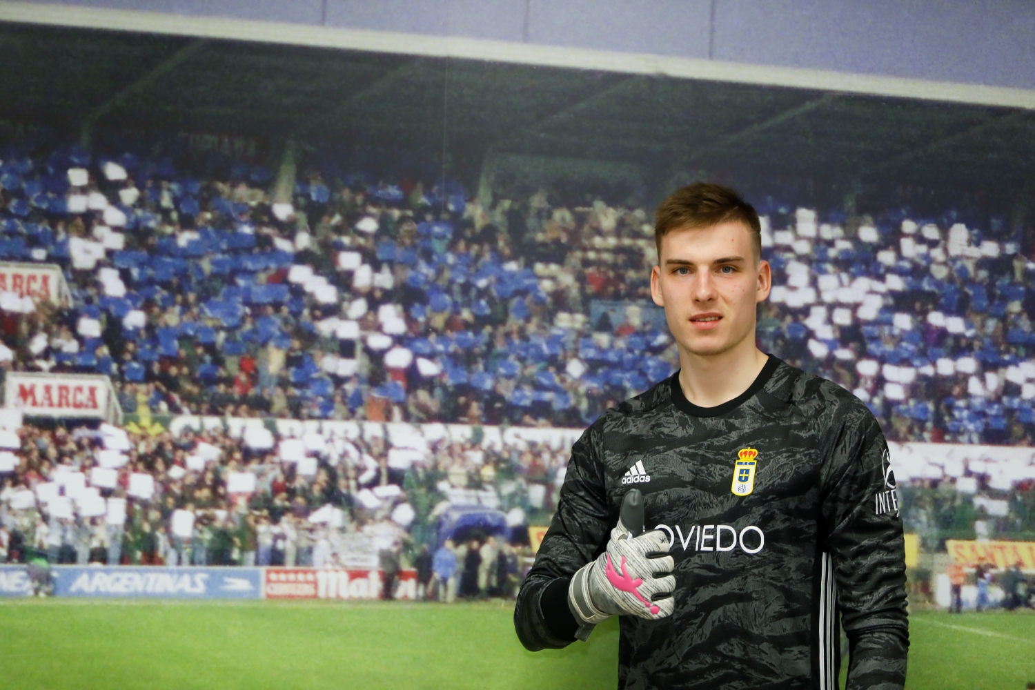 Andriy Lunin ya posa con los colores de su nuevo equipo, el Real Oviedo (Foto: RO).