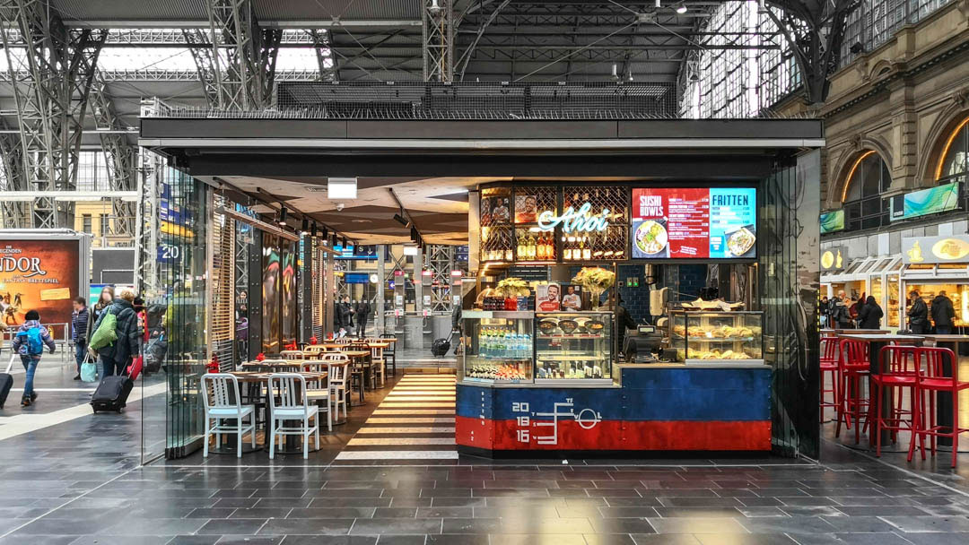 DB Station &amp; Service versteht nur Bahnhof, <a href="/HensslerSteffen/">Steffen Henssler</a> macht sein Gastro-Konzept Ahoi in Frankfurt zum Franchise-System (Foto) und virtuelle Restaurants haben ziemlich reale Probleme – #holyEATS Ausgabe 48 ist da: holyeats.de/holyeats-48-db…