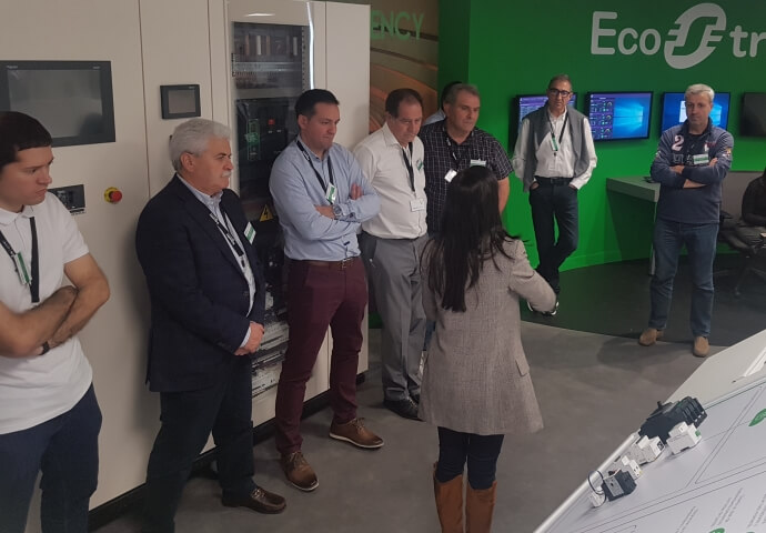 instaladores20's tweet photo. Jornada con empresas instaladoras @SchneiderES "La carencia de personal especializado en el sector de las instalaciones: No hay oficial para tanta obra” https://t.co/vlIHR4p1QF https://t.co/zVxyHp3FJx