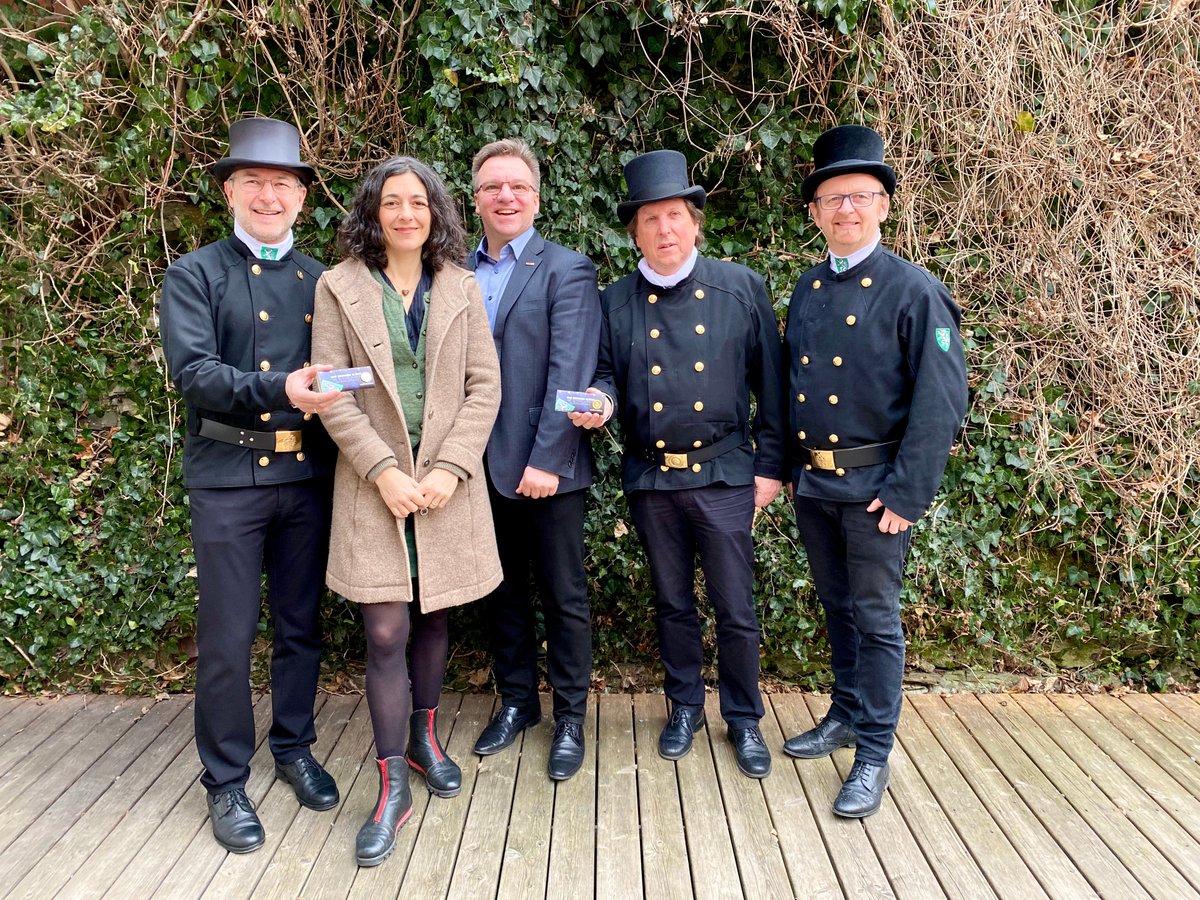 skrautwaschl's tweet photo. So kann das neue Jahr nur gut werden! 😀
Danke für den Besuch Rauchfangkehrer-Landesinnungsmeister Christian Plesar &amp; Co und für die überbrachten Neujahrswünsche! Freu mich schon aufs nächste Treffen! 💚🌲🍀🍄 https://t.co/YRYIiOJc81