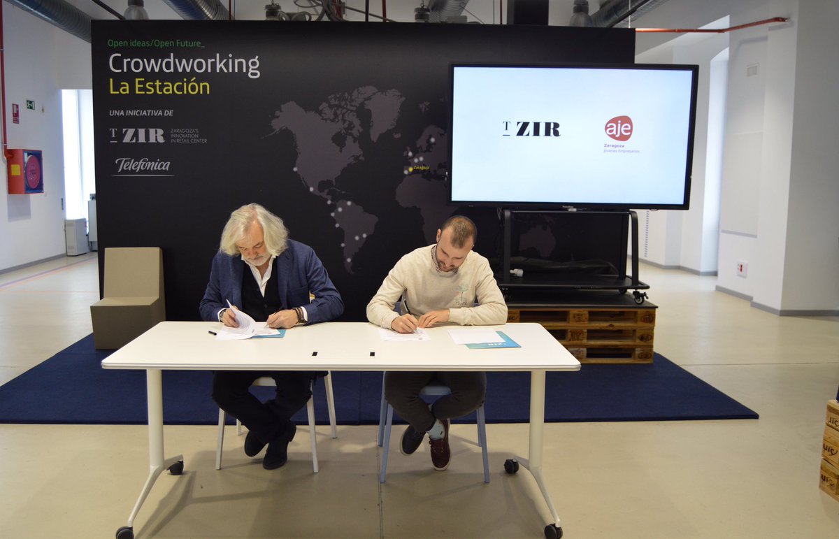 ajezaragoza's tweet photo. #soyAJE Hoy nuestro presi @PTR_imascono y Luis Barcelona CEO de @TZIR_ han firmado el primero de muchos convenios de colaboración de este año. Este centro de innovación 🔝 patrocinará el 🆕 #ForodeDesarrollo sobre #retail para #sociosAJE   
#AjeZaragoza #formacion https://t.co/jI5eB0kZvp