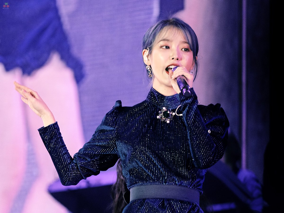 IU_cpfl's tweet photo. 191109 아이유 Love Poem 인천 콘서트 4p

??: 이걸 왜 이제 올리시나요?
🍒: 그런 거 묻지 마세요..

#아이유 #이지은 https://t.co/l2a62L0Od2