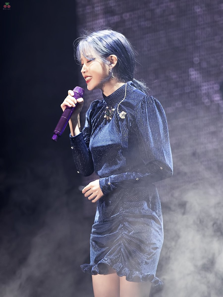 IU_cpfl's tweet photo. 191109 아이유 Love Poem 인천 콘서트 4p

??: 이걸 왜 이제 올리시나요?
🍒: 그런 거 묻지 마세요..

#아이유 #이지은 https://t.co/l2a62L0Od2