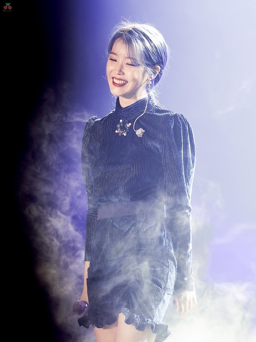 IU_cpfl's tweet photo. 191109 아이유 Love Poem 인천 콘서트 4p

??: 이걸 왜 이제 올리시나요?
🍒: 그런 거 묻지 마세요..

#아이유 #이지은 https://t.co/l2a62L0Od2
