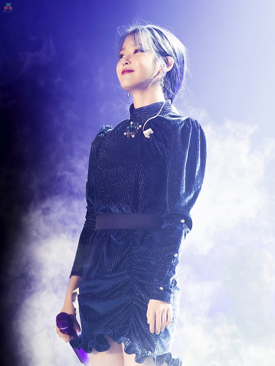 IU_cpfl's tweet photo. 191109 아이유 Love Poem 인천 콘서트 4p

??: 이걸 왜 이제 올리시나요?
🍒: 그런 거 묻지 마세요..

#아이유 #이지은 https://t.co/l2a62L0Od2