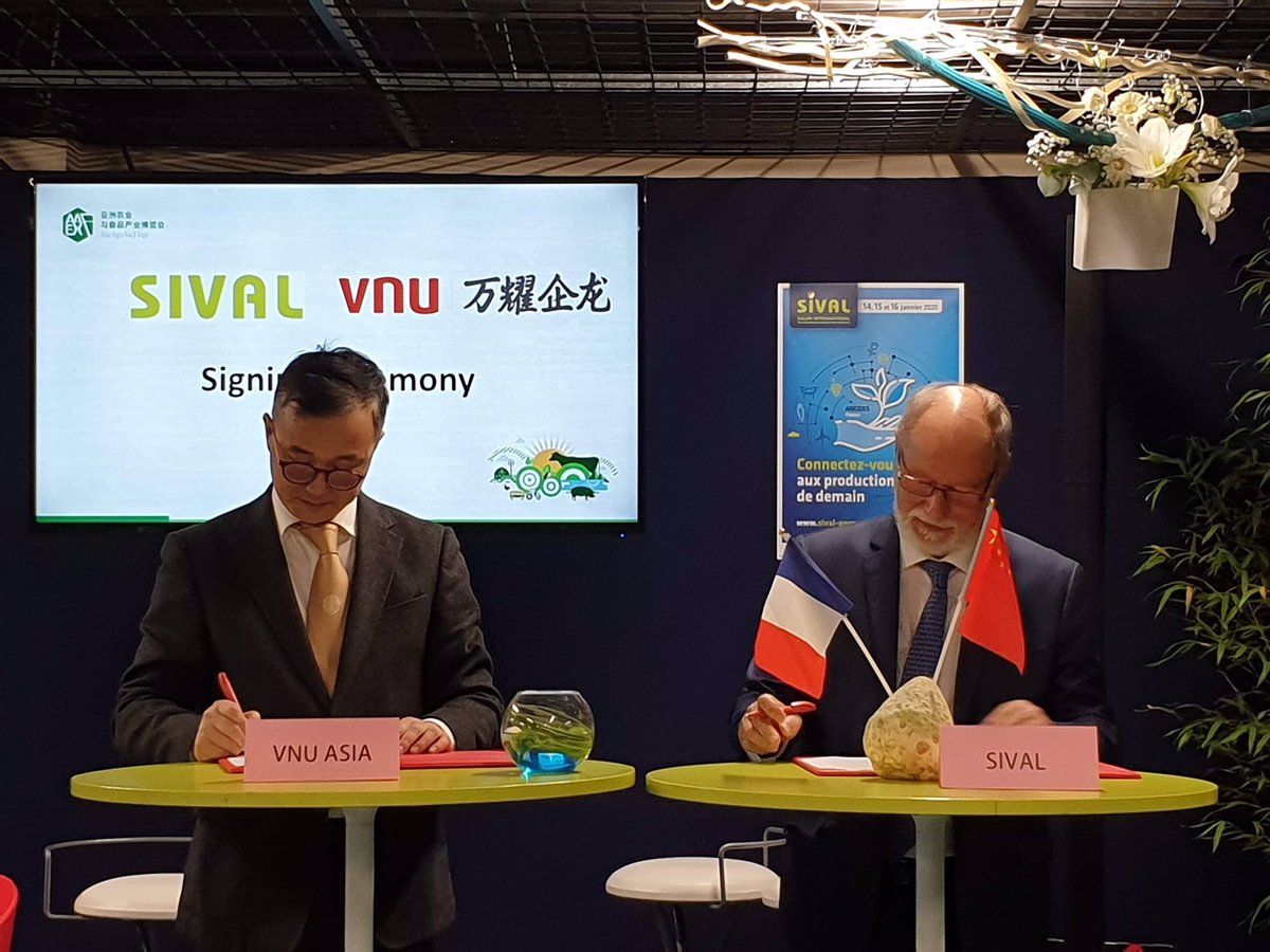 quotidiensival's tweet image. 📸 En direct : signature officielle des accords commerciaux et du développement commun entre l' #APPEX et le @SIVAL_ANGERS 
#sival20 #VNU