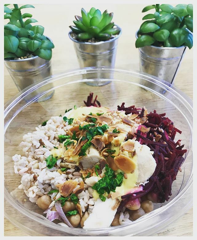 Carni bowl : salade à base de poulet bio, concoctée par des cuisiniers passionnés et accompagnés de légumes et féculents tout aussi bio que bon !
.
.
.
#hallessolanid #buddha #bowl #poulet #recette #bio #cuisine #restaurant #legumes #food #healthy #lunch… ift.tt/2tZoIJG