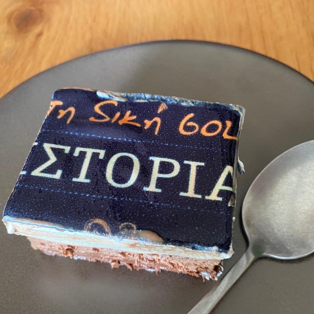 NicolaSmyrnakis's tweet photo. #surprise #theyambushedme #birthdaycake #evaorganizedeverything #thankyou #GrapseIstoria #theyatemybook https://t.co/E01XdaBmUF