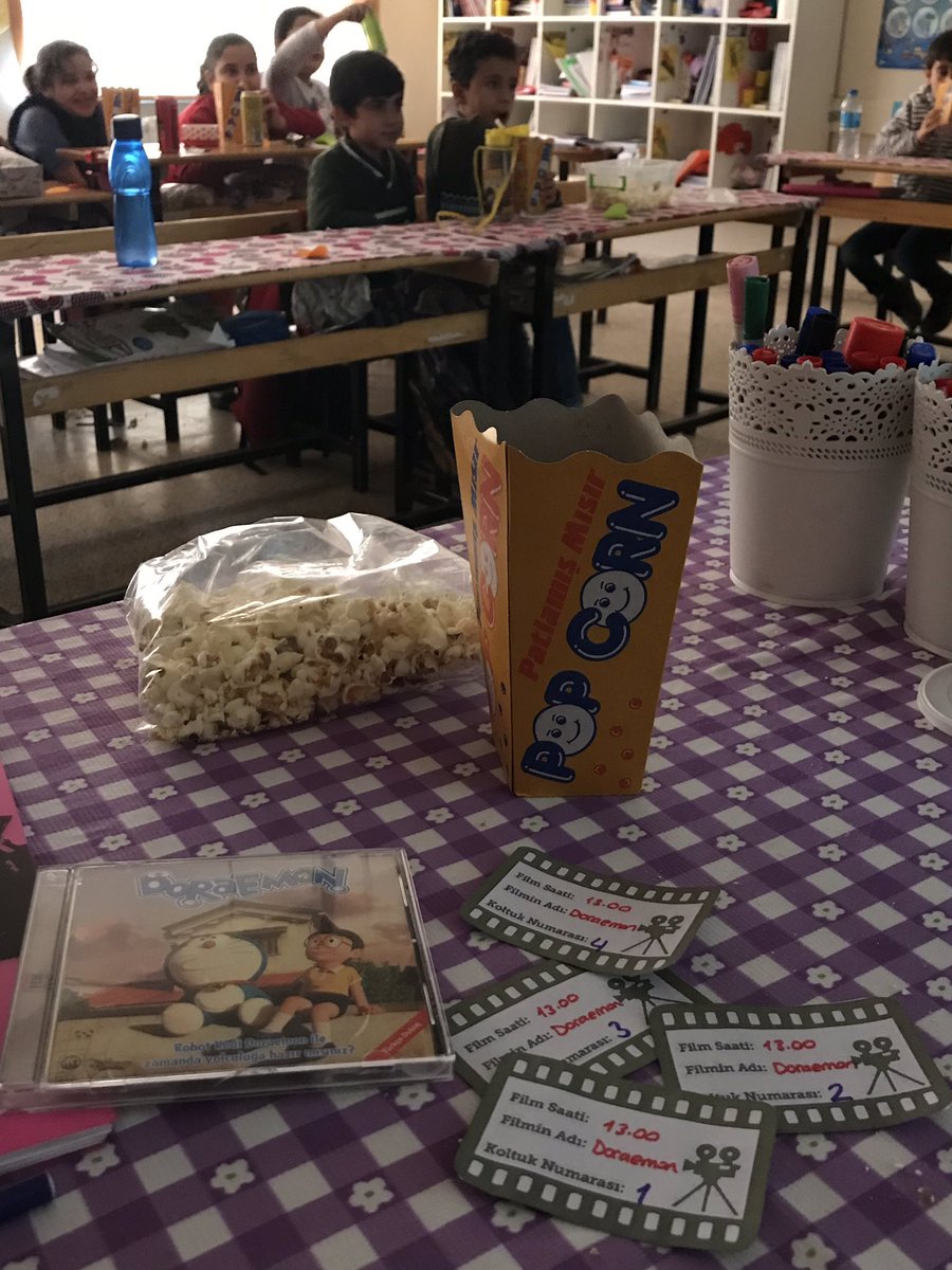 3/A sınıfının sinema keyfi 🎬 Sinemayı sınıfımıza getirdik 🍿😊 Bize iyi seyirler 🎬🍿🍿🍿 <a href="/ziyaselcuk/">Ziya Selçuk</a> <a href="/SeyitAliBuyuk/">Seyit Ali Büyük</a> @Mehmeta10176968 #kulumem #konyamem