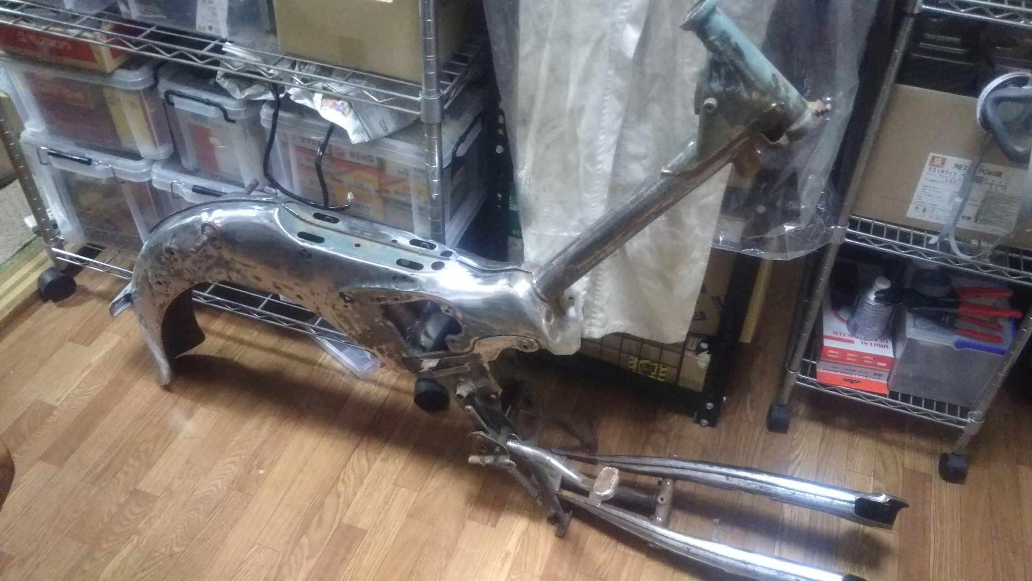Kawato Yuki C100 製作プロジェクト4 フレームをサフェーサーで塗装しました 今回は大まかに錆を取り どうにもならない所は錆止め塗料で防錆です これから少しパテで整えていきます 色は何色が良いでしょうか Kawato Yuki C100 製作プロジェクト4 フレームをサフェーサーで塗装しました 今回は大まかに錆を取り どうにもならない所は錆止め塗料で防錆です これから少しパテで整えていきます 色は何色が良いでしょうか