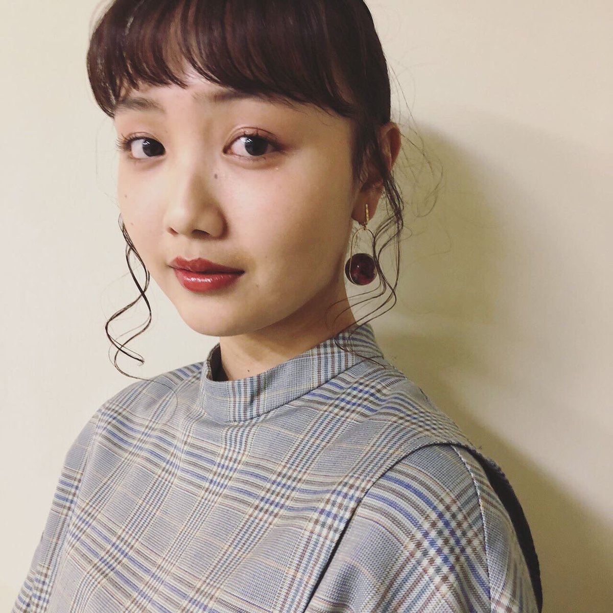 katsurakinoko's tweet photo. the face vol.3 手島実優 @myuchn_101 特集上映、初日舞台挨拶のヘアメイクを担当させて頂きました！ヘアは、#theface の手島カラーの赤のリボン arrange。

st.@kiui8kiui ♡

池袋シネマロサにて毎日20時半〜、17日(金)まで手島祭りです〜〜🧚‍♀️🧚‍♀️🧚‍♀️ https://t.co/ZpLDcmtu61