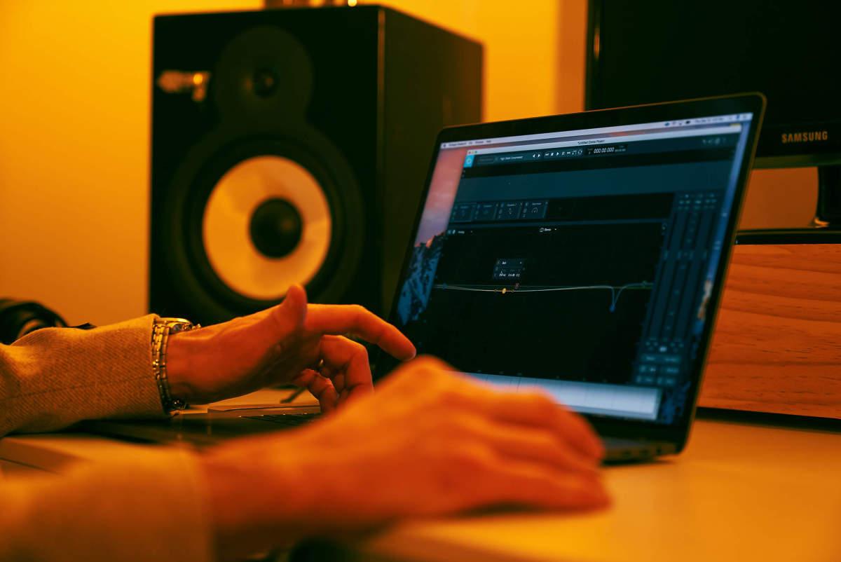 WeTransfer (@wetransfer) on Twitter photo For anyone looking to get into commercial composing, <a href="/alanshampton/">Alan Hampton</a> shares his personal and professional tips. Read more: bit.ly/2NuPPTH For anyone looking to get into commercial composing, <a href="/alanshampton/">Alan Hampton</a> shares his personal and professional tips. Read more: bit.ly/2NuPPTH