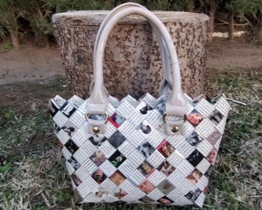 zocoup's tweet photo. BOLSO HISTORIA Bolso realizado con papel de fascículos de la revista Historia, hecho a mano, impermeabilizado y cosido con hilo de sedal, medidas 20x29x12... Informacion: https://t.co/DVzj5CofJ4 #zocoup #hechoamano #artesanal #MODA #MODA_MUJER #BOLSO #COMPLEMENTO https://t.co/UfRuPNA4MB