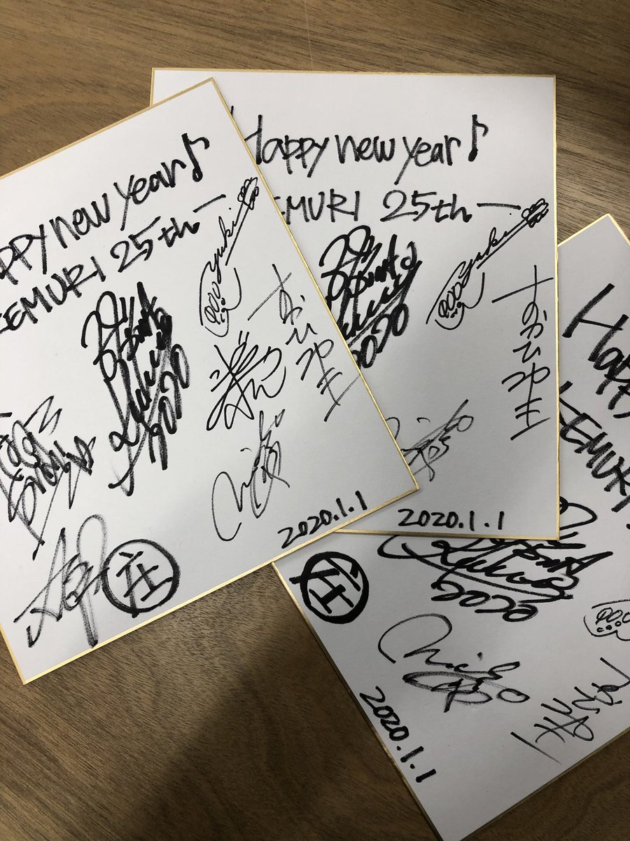 kemuri25th's tweet photo. New Album「SOLIDARITY」発売決定！！
詳細は本日オープンした、25周年特設サイトへ
 https://t.co/iWfQmtEZbz
 
更にフォロー＆RTキャンペーンもスタート！
※フォロワーの中から抽選で3名様に2020年初メンバーサイン色紙をプレゼント。参加方法はこのツイートをRTするだけ。
 
#KEMURI#KEMURI_25 https://t.co/rwfrW3Lsph