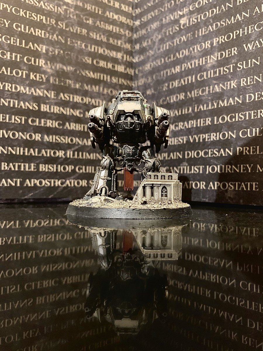TheForgeofMars's tweet photo. Well I thought that it’s was only right that I added a #Porphyrion to my #HouseProconVI knights force. I’m really chuffed at how he has turned out after an evening of painting. #Warmongers #adeptustitanicus #imperialknights https://t.co/K4DWud7yG8
