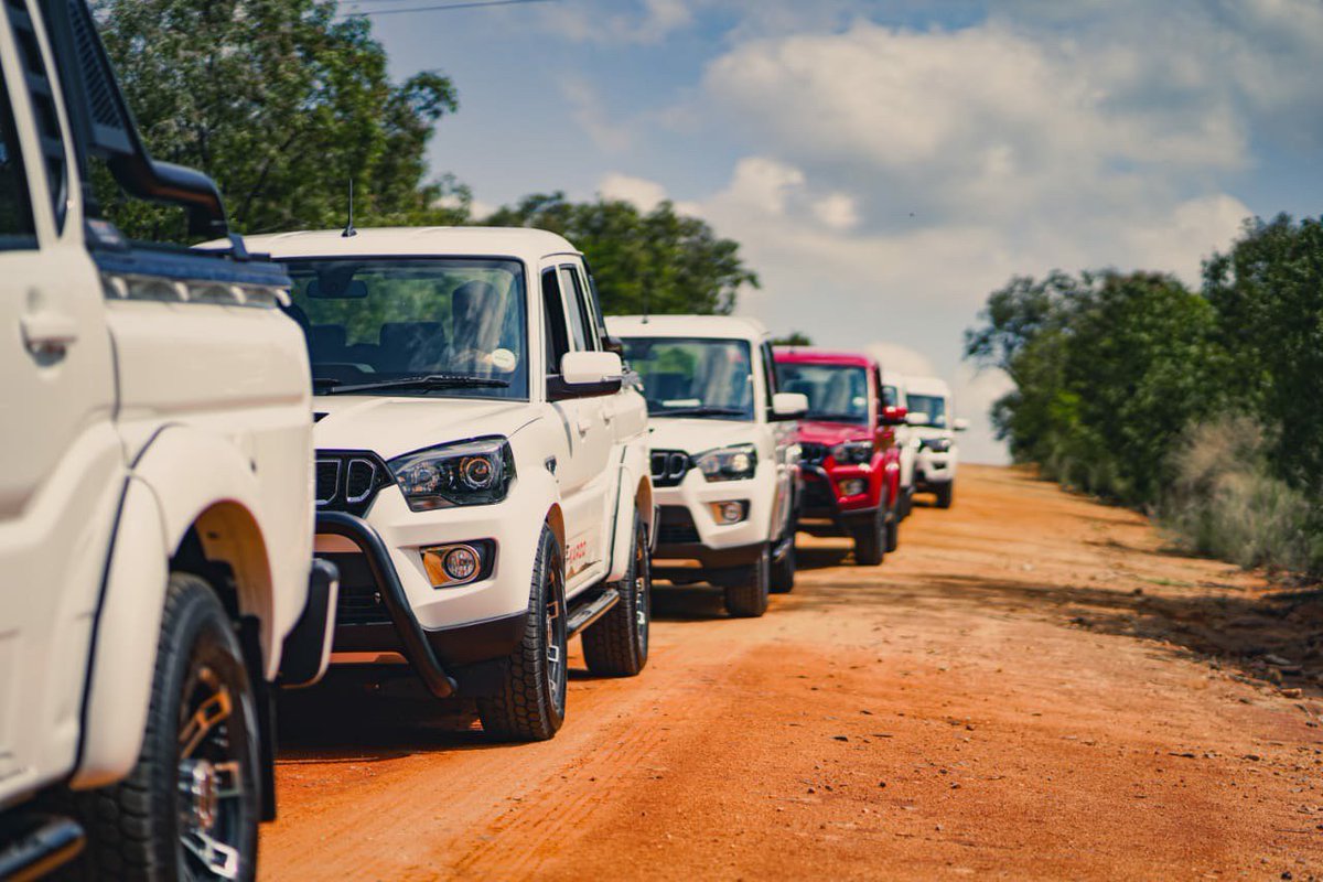 CarshopCoZa's tweet photo. .@CalvinFisher_ZA is on the ground getting to grips with the new @Mahindra_SA Pik Up, the flagship S11 Automatic specifically. What do you think? https://t.co/xvzcydtsB5