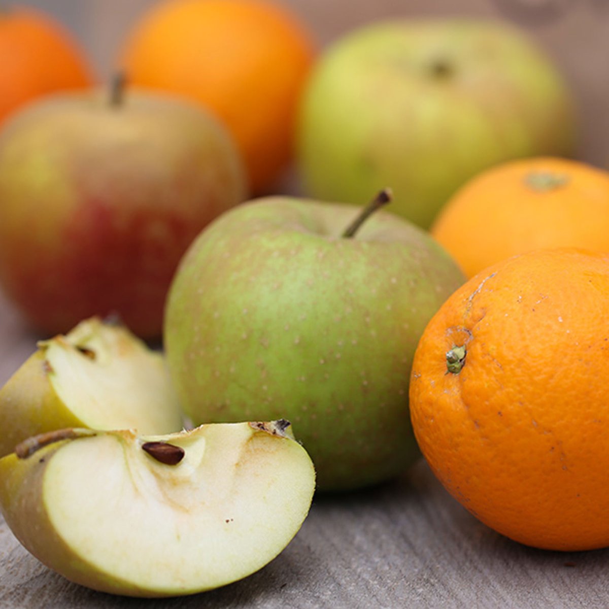 🍌🍎 Au programme pour vos corbeilles cette semaine des pommes, des belles oranges BIO, des mandarines BIO, des bananes BIO fairtrade, le tout accompagné d'amandes BIO ou d'un mélange de fruits secs BIO !