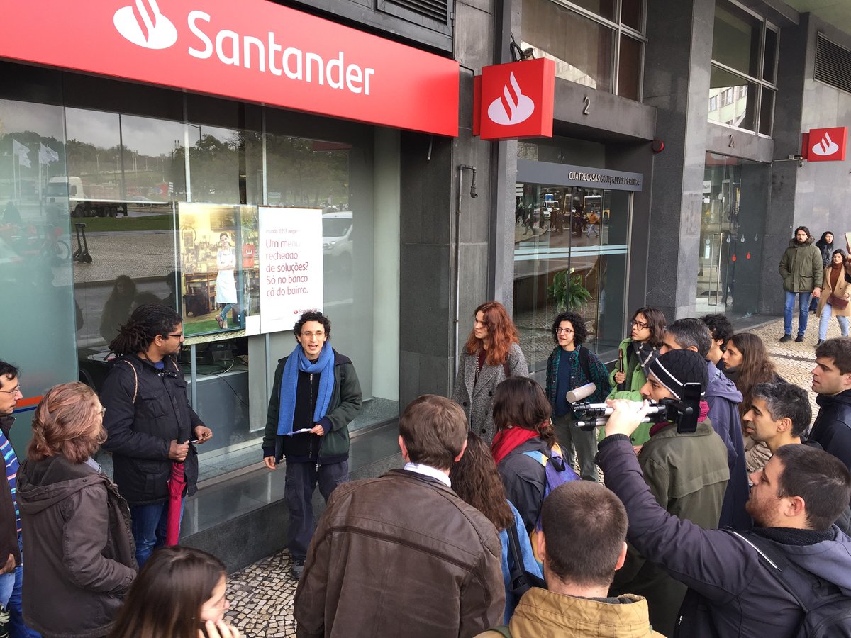 Ambientalistas fazem “passeio tóxico” para mostrar ligações da banca à crise climática dlvr.it/RN4QLK