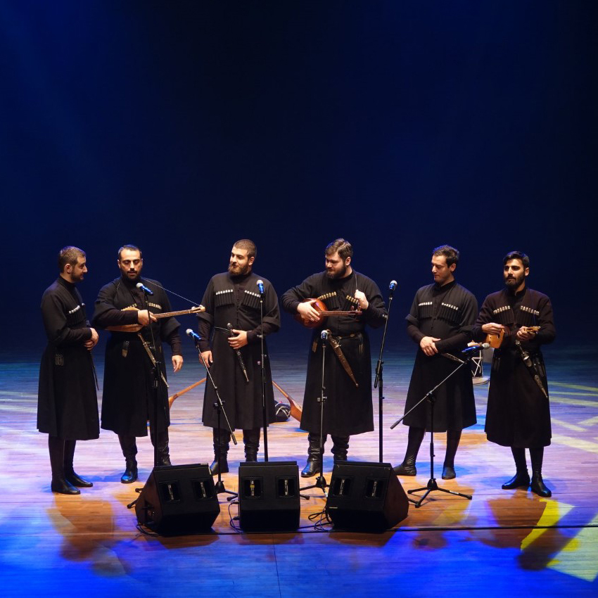 ❄️[INVERNALE // LA PROG] Lundi 17 février Calenzana vibre au son des polyphonies avec le groupe sarde <a href="/TMilia/">Tenores de Orosei</a> &amp; les chanteurs géorgiens d'Iberi ! 
Infos : musical-calenzana.com/invernale
#RMCC2020 #RMCC20 #Calenzana #Invernale #corsica #cultura #festival #polyphonies #tmilia #iberi