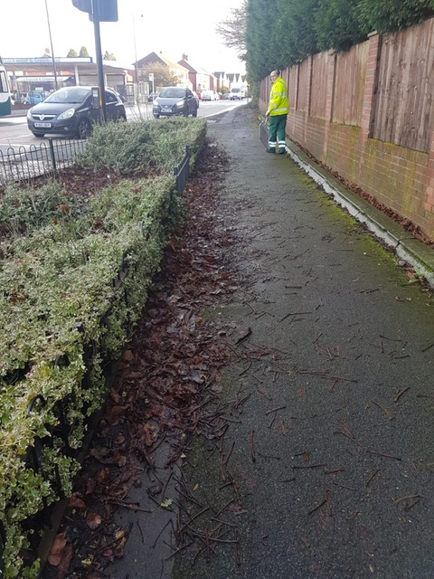 tmbc_places's tweet photo. TMBC Grounds Maintenance Staff tidying up paths in Audenshaw.
Keeping your paths safe and clean. https://t.co/7dMSdzs0M6