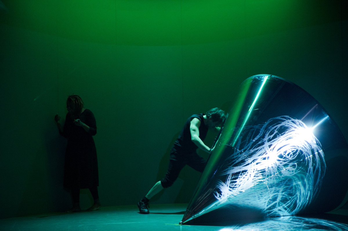 « Il comprit soudain que l’existence de l’homme n’a de sens que grâce à l’amour et à la beauté »
« La Bouche pleine de terre » de Branimir Šćepanović et mis en scène par Julia Vidit c’est vendredi !
© Elizabeth Carecchio 
#ciejavaverite