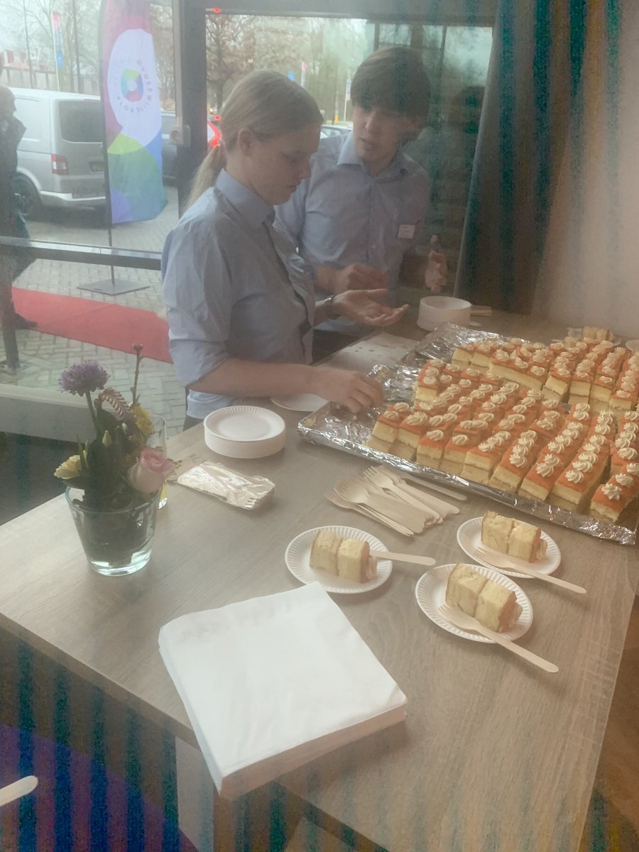 Leerlingen van het #EdisonCollege hebben het heerlijke gebak gemaakt en geserveerd tijdens de feestelijke opening van het nieuwe onderkomen van het servicebureau van de #VeluwseOnderwijGroep #VOG #trots