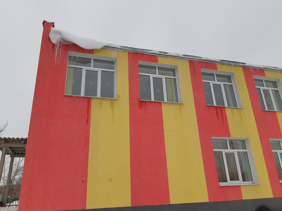 4sWhsgk40SwU1Hs's tweet photo. НМБУ "Центр-сервис" продолжает активную работу по очистке кровли от снега и наледи https://t.co/NkLkdaES36