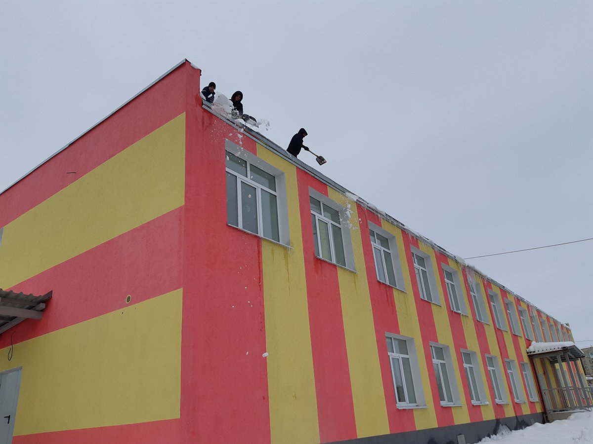 4sWhsgk40SwU1Hs's tweet photo. НМБУ "Центр-сервис" продолжает активную работу по очистке кровли от снега и наледи https://t.co/NkLkdaES36