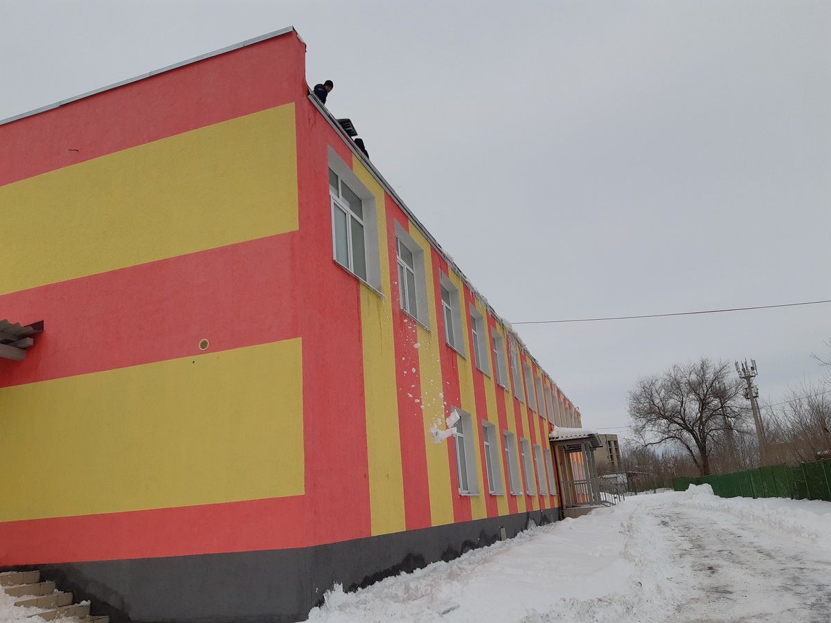 4sWhsgk40SwU1Hs's tweet photo. НМБУ "Центр-сервис" продолжает активную работу по очистке кровли от снега и наледи https://t.co/NkLkdaES36