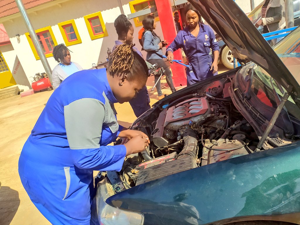 autoladygarage's tweet image. Autolady Synergy Jos is open for business.

Our office is at Adipet Filling station, Yingi, Rayfield Jos