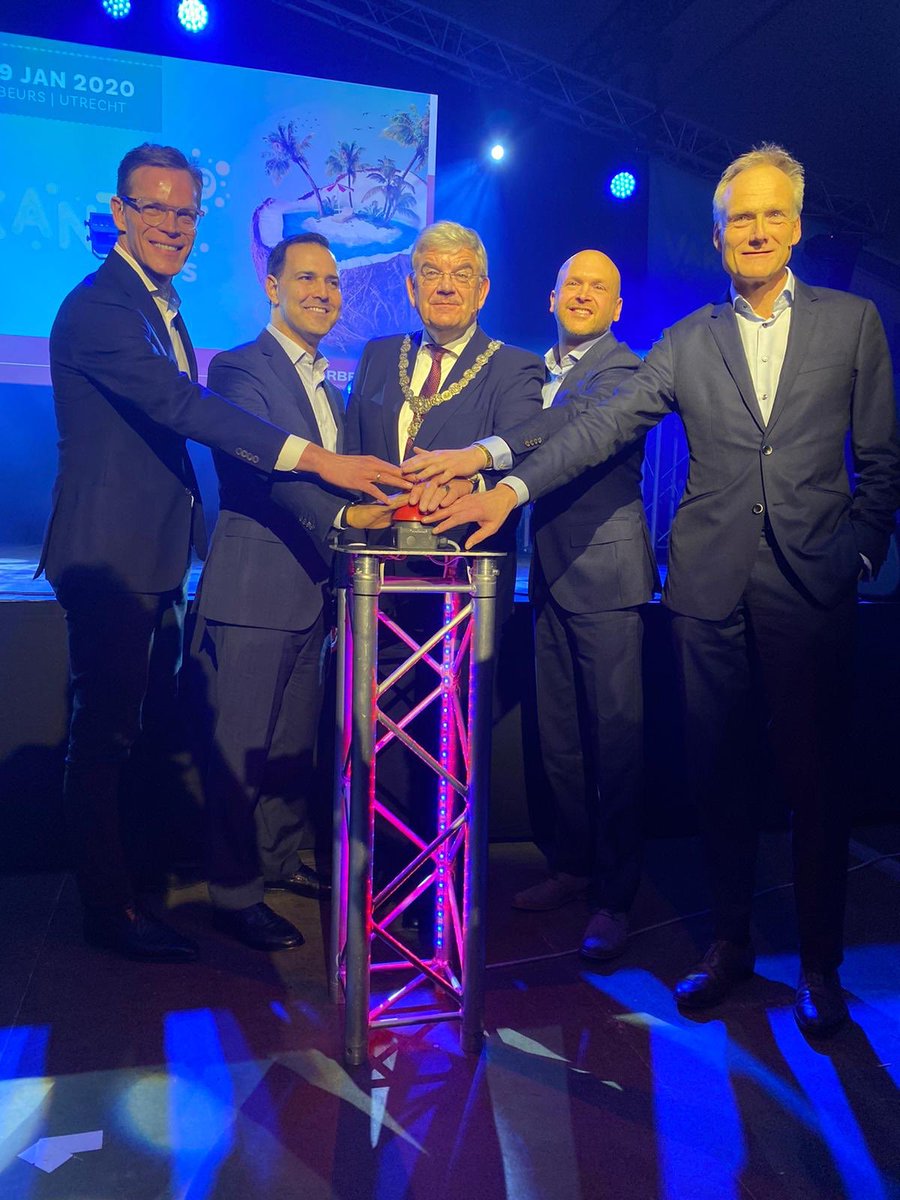 De burgemeester van Utrecht, de heer van Zanen, gaf zojuist het officiële startschot voor de 50e editie van de #VakantiebeursVakdag tijdens de spectaculaire opening. Zien we je straks in <a href="/Jaarbeurs/">Jaarbeurs</a>, #Utrecht? #Vakantiebeurs