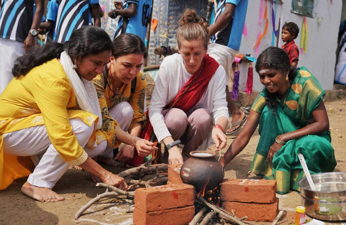 ishafoundation's tweet image. Earlier today Ashram residents and volunteers from #IshaYogaCenter celebrated Pongal with farmers in the neighbouring villages in line with @SadhguruJV&apos;s Pongal message. #HappyPongal