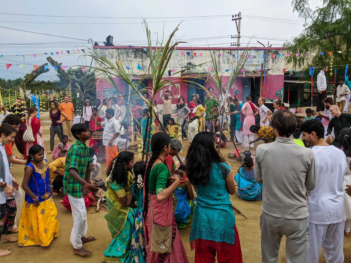 ishafoundation's tweet image. Earlier today Ashram residents and volunteers from #IshaYogaCenter celebrated Pongal with farmers in the neighbouring villages in line with @SadhguruJV&apos;s Pongal message. #HappyPongal