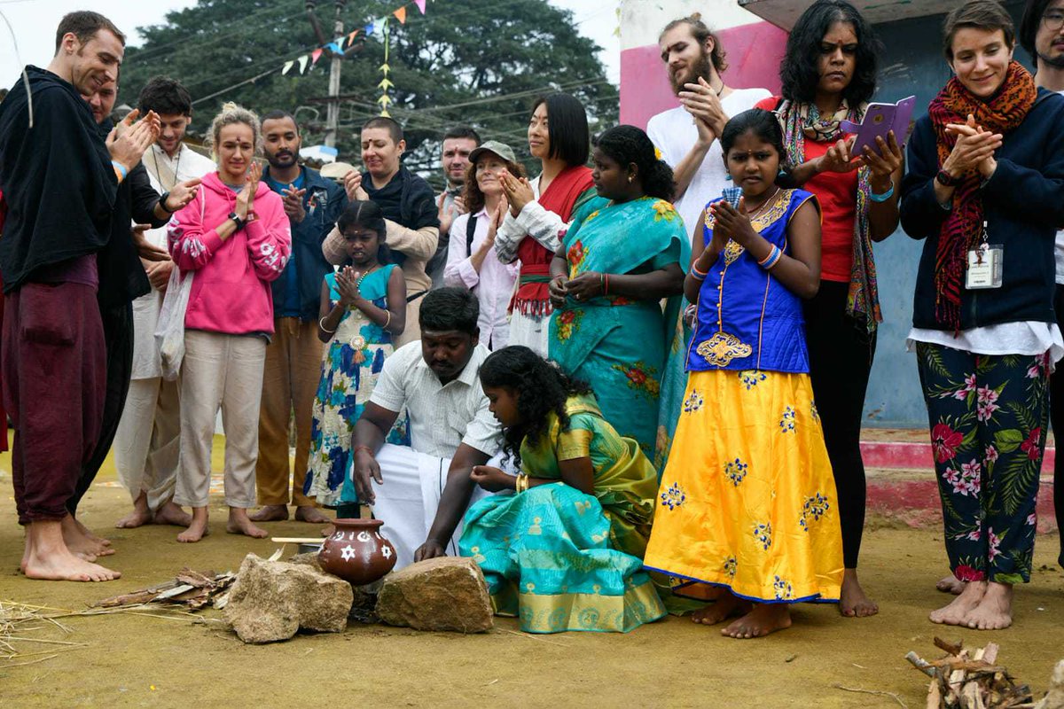 ishafoundation's tweet image. Earlier today Ashram residents and volunteers from #IshaYogaCenter celebrated Pongal with farmers in the neighbouring villages in line with @SadhguruJV&apos;s Pongal message. #HappyPongal
