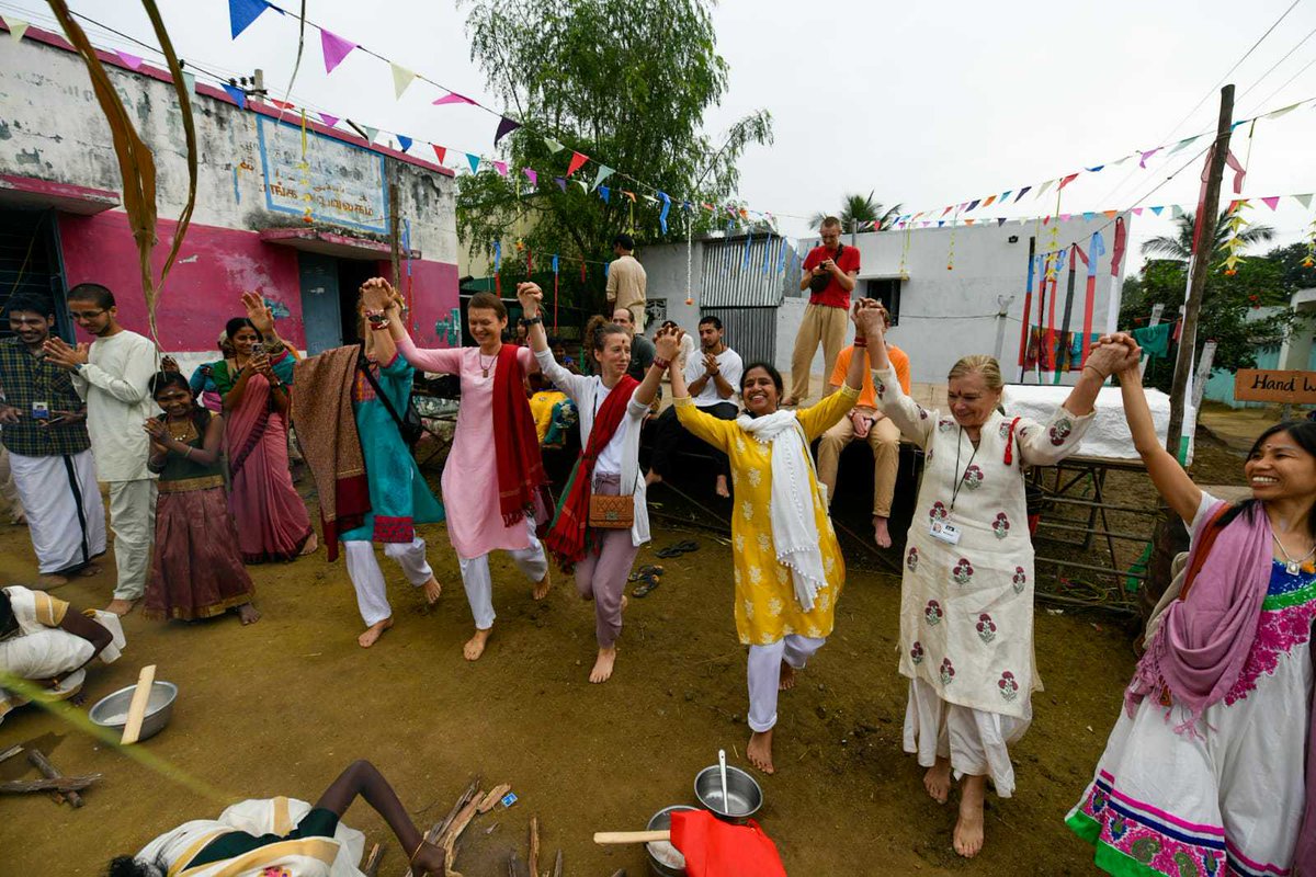 ishafoundation's tweet image. Earlier today Ashram residents and volunteers from #IshaYogaCenter celebrated Pongal with farmers in the neighbouring villages in line with @SadhguruJV&apos;s Pongal message. #HappyPongal