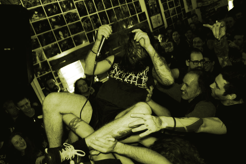 Buenas a todos! Nuevo año y nos hemos hecho algunos propositos(ahora ya veremos si cumplimos).Primero ser un poco más sociales, sacar el disco nuevo, volver a tocar y en general volver a estar activos...así que estad atentos porque prontomiremos desvelando novedades...