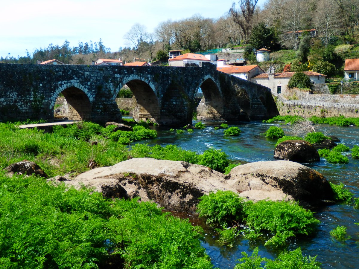 Legando al histórico puente de A Ponte Maceira, sobre el río Tambre, paso del concello de Ames al de Negreira: xurdemoran.blogspot.com/2013/11/ponte-…