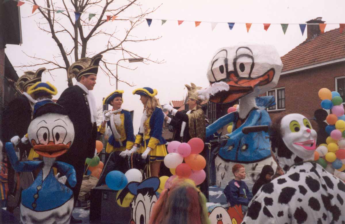 Optocht2020's tweet photo. Uit de oude doos, optocht 1998 😃🎉🎊 https://t.co/rMSpjST4pG