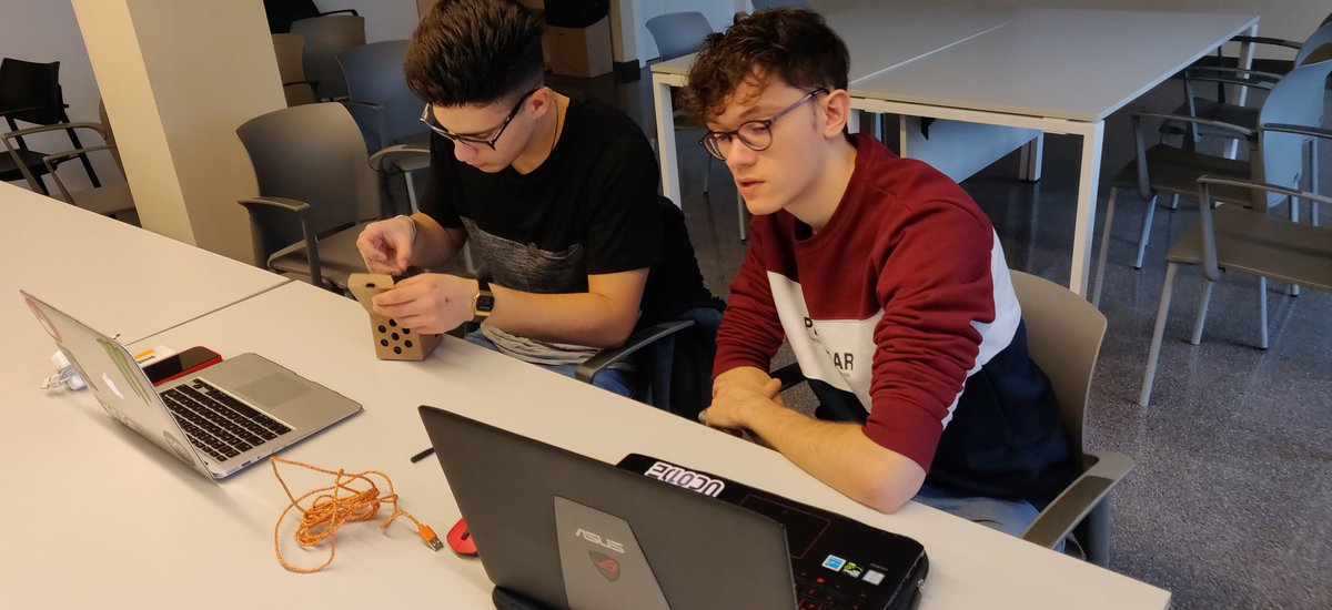 andreuibanez's tweet photo. Avui fem el primer dels tallers d' #InteligenciaArtificial desde el @GDGLleida al @parcteclleida avui aprenent sobre els kits de #googleassistant #aiykit i sobre els projectes que fem al Parc Científic amb aquestes tecnologies de veu natural com el #GoogleHome @AoGDevs https://t.co/qqNWMFGckw