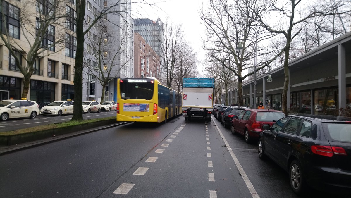 BikingBerlin's tweet photo. Warum der #Radweg und die #Parkspur nicht andersrum gebaut wurden ist mir immer noch rätselhaft – stattdessen entstehen täglich gefährliche Situationen die echt nicht sein müssen und Polizei/Ordunungsamt findens egal #separateinfrastruktur 

#runtervomradweg #radinfrastruktur https://t.co/ezNOYUoy1E