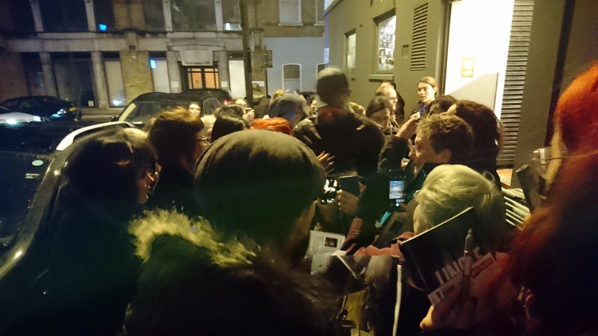 aka_linda60's tweet image. Richard's taking a bath in the crowd at the stage door #RichardArmitage  #UncleVanya #FirstPreview #HaroldPinterTheatre