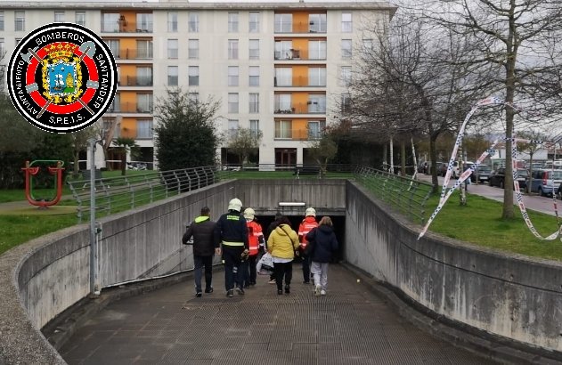 HUNDIMIENTO 5
Coordinados con #PLSantantander hemos accedido a los garajes 1 y 2 con los vecinos para extraer productos básicos, perecederos y de primera necesidad.
Mañana, si no estamos en alguna urgencia, a las 11:00h entraran los del garaje 3 y a las 11:30h los del 4