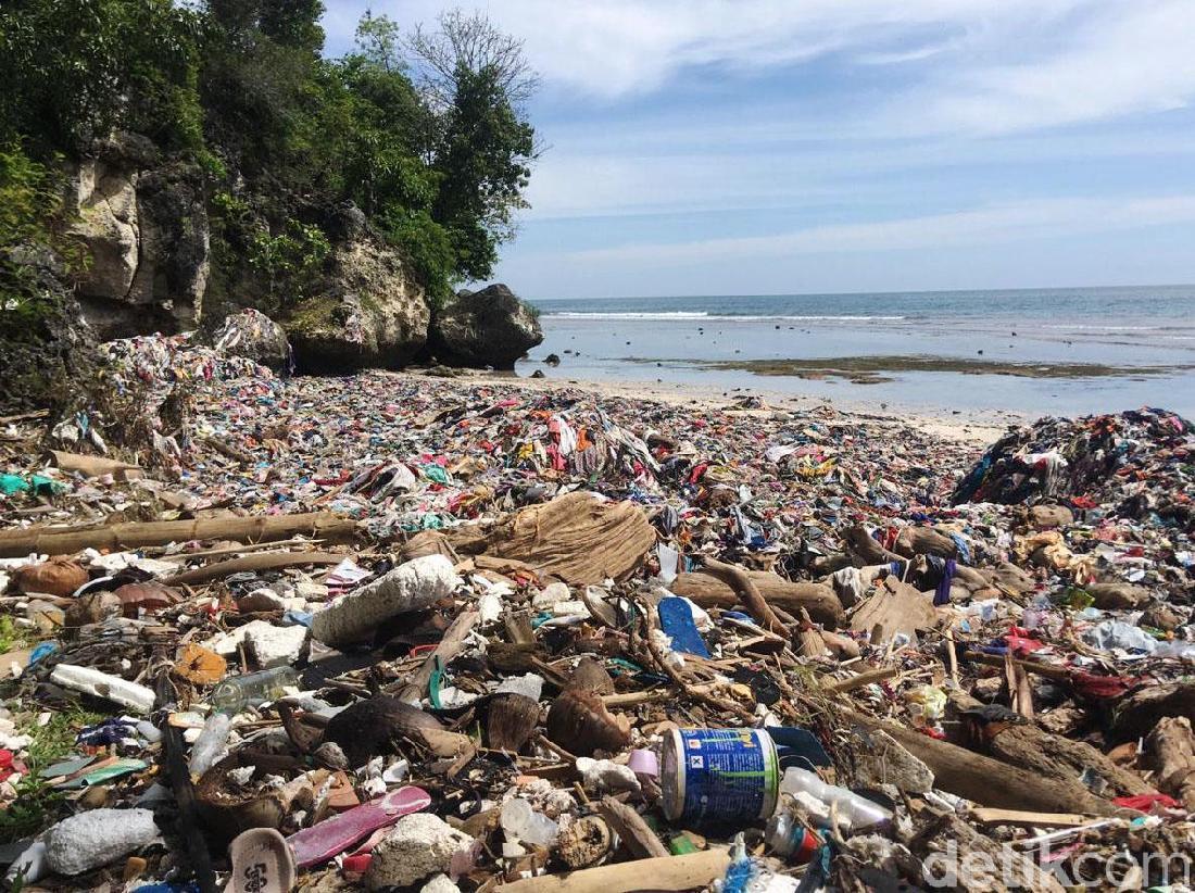 detikcom's tweet photo. #Foto Pesisir pantai Palippis, Dusun Tallo, Desa Bala, Kecamatan Balanipa, Polewali Mandar, kembali dipenuhi sampah. Tumpukan sampah itu didominasi kain bekas. Jorok! #Sampah #PolewaliMandar

Selengkapnya di https://t.co/0YchoW2cAC https://t.co/shNK8eNNaY