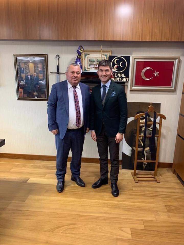 Atatürk'ün fotoğrafını yere koyup önünde resim çektiren  bu zatlara,  ben şimdi küfür etsem suç işlemiş olur muyum ?
