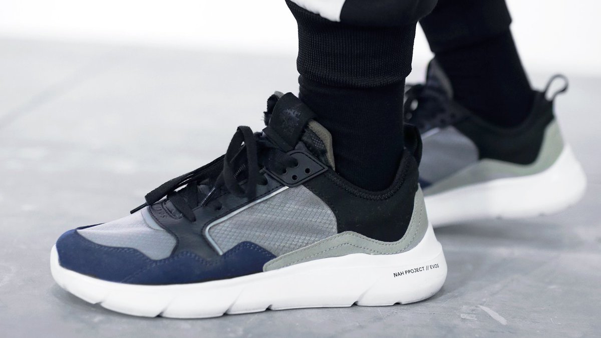 Kita mau giveaway sepatu NAH x EVOS Legendary nih

Tapi, syaratnya tweet ini harus dapet 80 RT 😊